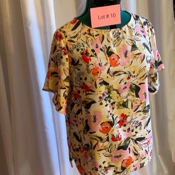 NWOT ELLEN TRACY top with ruffled short sleeves in size medium - Picture 3 of 11